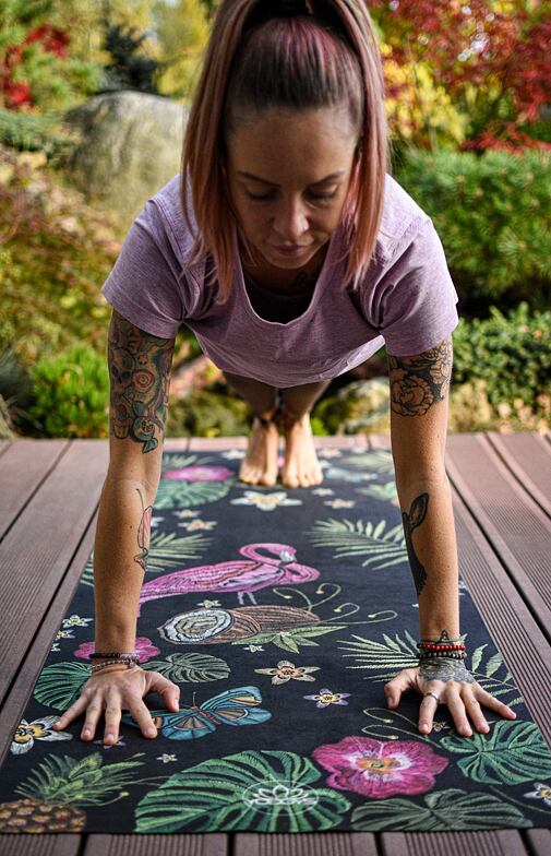 YOGGYS [FLAMINGO] jógová podložka s motivem plameňáka, pozice prkna, utthita caturanga dandasana