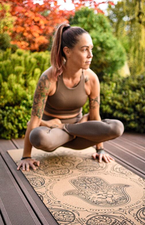 DESIGNOVÁ KORKOVÁ JÓGAMATKA YOGGYS [HAMSA], padmasana, pozice lotosového květu na rukou