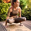 DESIGNOVÁ KORKOVÁ JÓGAMATKA YOGGYS [HAMSA], padmasana, pozice lotosového květu na rukou