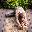 DESIGNOVÁ KORKOVÁ JÓGAMATKA YOGGYS [HAMSA], pozice kleští, paschimottanasana